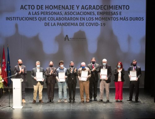 Premio a Joaquín Molpeceres en el acto de homenaje en Alcalá de Henares