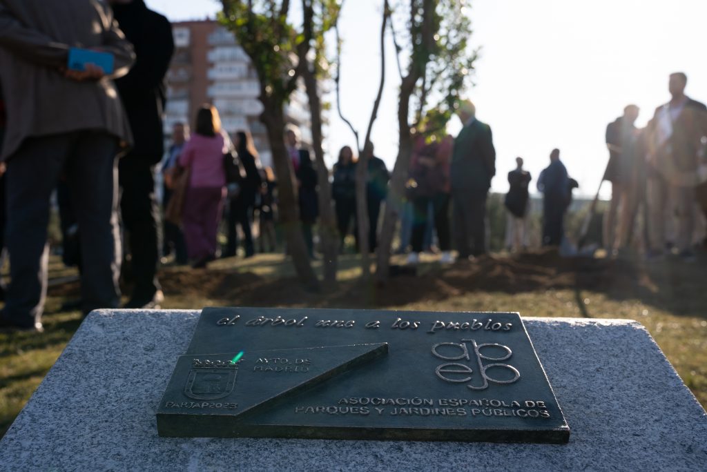 Joaquín Molpeceres placa conmemorativa junto al madroño en Madrid Río que recuerda la celebración de PARJAP 202
